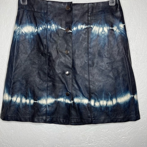 Zara Women's Black Faux Leather Tie Dye Snap Front A-Line Mini Skirt Size Small - Picture 2 of 8